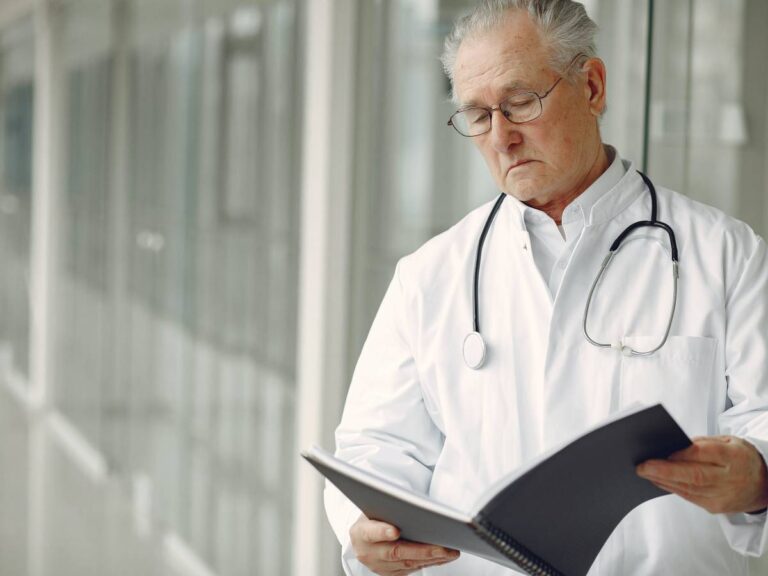 Syndrome de Behçet : causes, symptômes et traitement