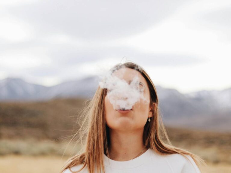 Le visage « en fumée » : comment devient la peau d'un fumeur et que faire pour limiter son vieillissement (si on n'arrive pas à arrêter)