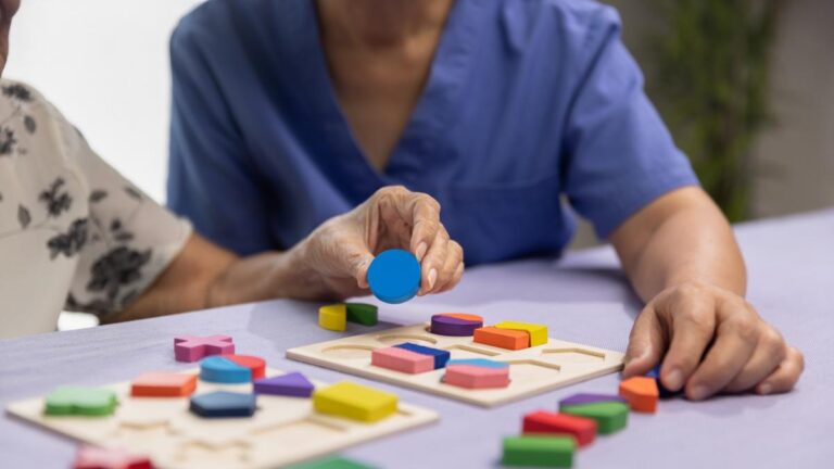 La maladie d'Alzheimer et d'autres formes de démence nécessitent davantage de rééducation et moins de médicaments