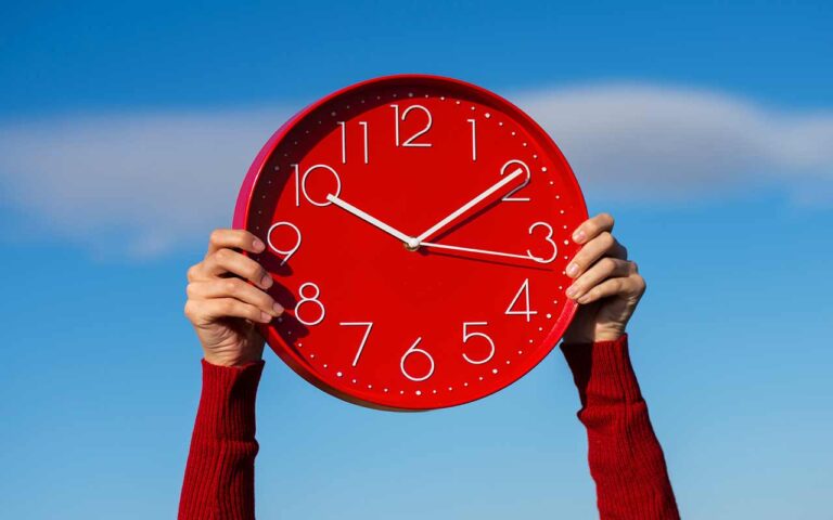 Gestion du décalage horaire après un vol long courrier : astuces pour bien récupérer