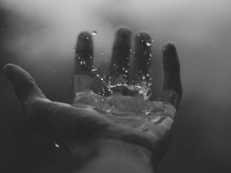 Pourquoi les doigts se frappent-ils de l'eau? La vraie raison (mais ne dites pas aux enfants)