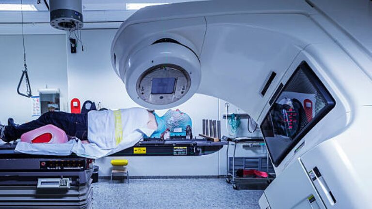 Radiothérapie et médicaments ensemble: « Donc, la vie des patients cancéreux s'étire ». Et deux Italiens guident les spécialistes européens