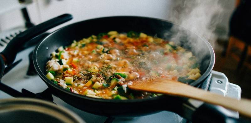 Tiches végétales dans une casserole