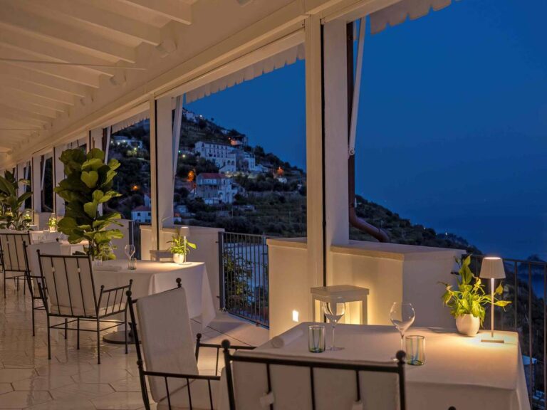 Dans le bleu peint par Bluh par Bartolini et Russo