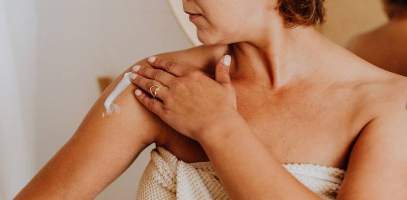 Femme répandant la crème