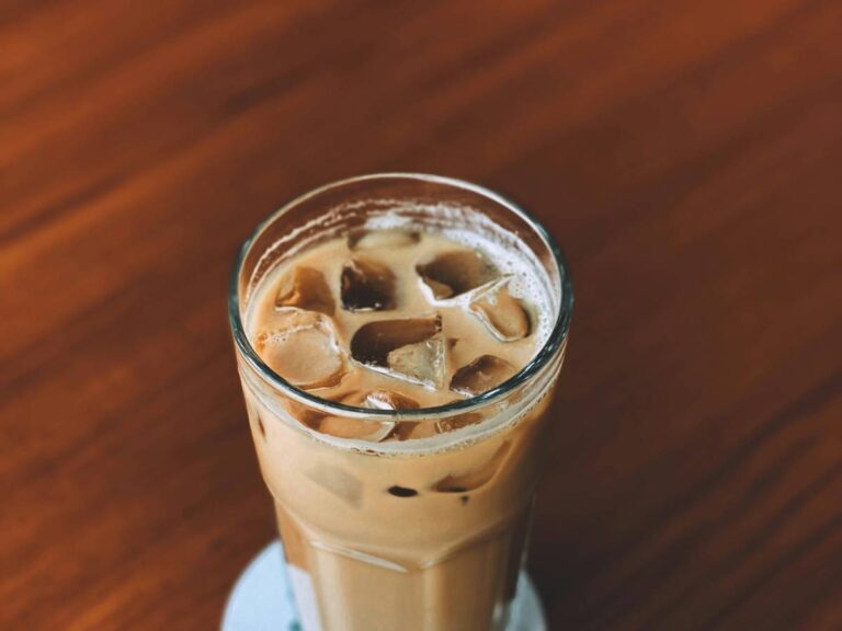 Thé à base de plantes chaude ou boisson froide, qu'est-ce qui actualiserait le plus en été? La réponse vous étonnera