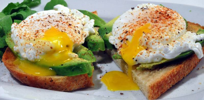 Avocat, pain et œufs