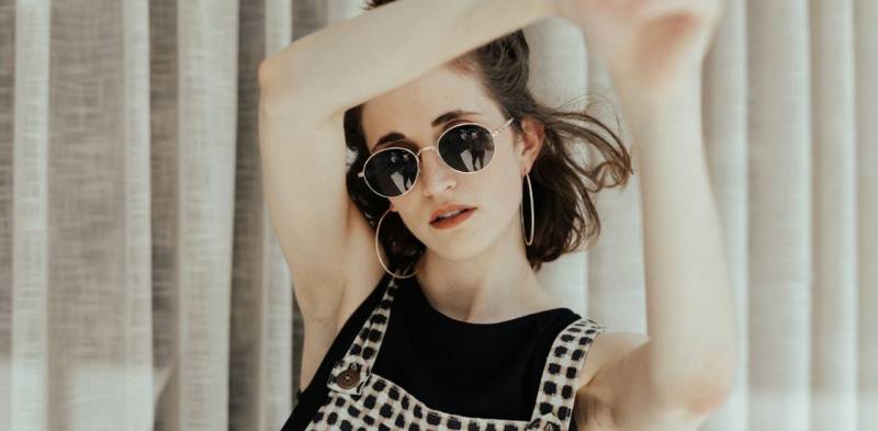 Fille avec des coudes au-dessus