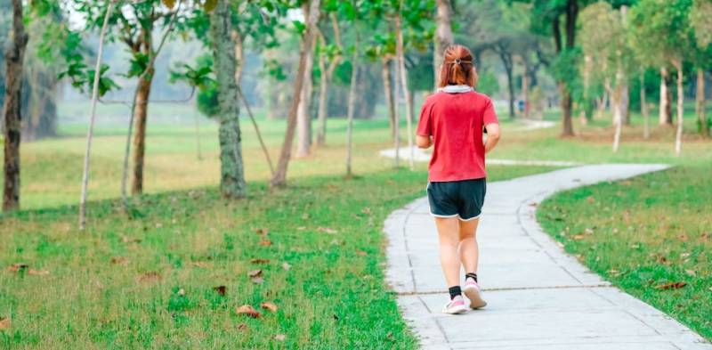 Femme qui pratique Fartlek