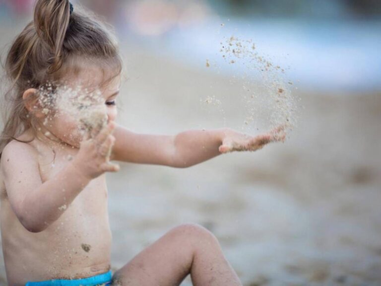 Sable dans les yeux: que faire et quoi éviter