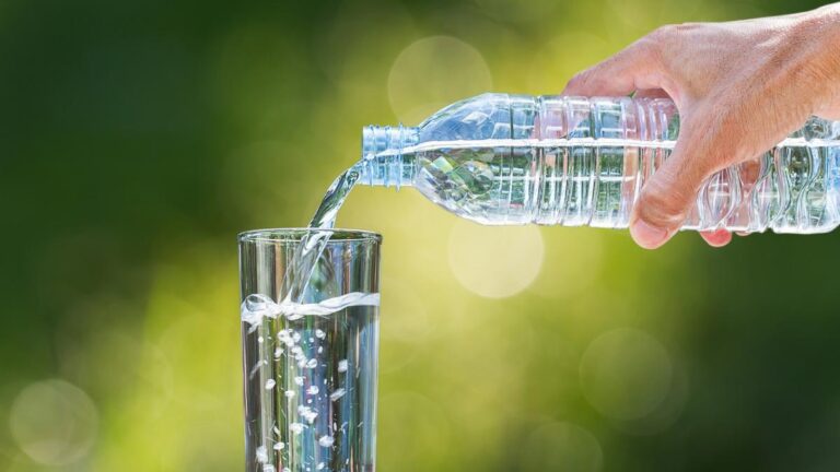 Eau: La recommandation de boire au moins huit verres par jour est vraie pour tout le monde?
