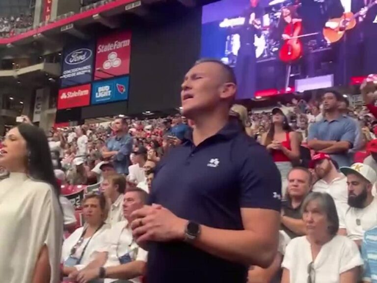 Vidéo: Charlie Kirk, plein de stade funéraire: 200 mille personnes pour l'honorer