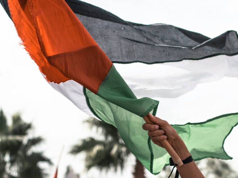 La guerre est finie, AAA à la recherche d'artistes pacifistes