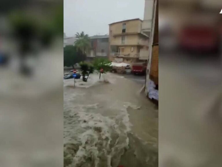 Vidéo: descend de la voiture et est submergée par l'eau: femme dispersée à Agrigento