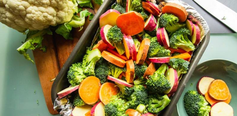 Poêle de brocolis et légumes au four