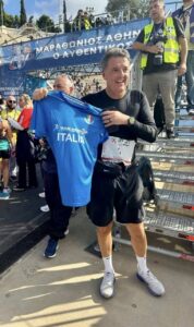 Renzi à l&rsquo;arrivée du marathon d&rsquo;Athènes avec le drapeau tricolore. – Le blog d&rsquo;Antonio Ruzzo