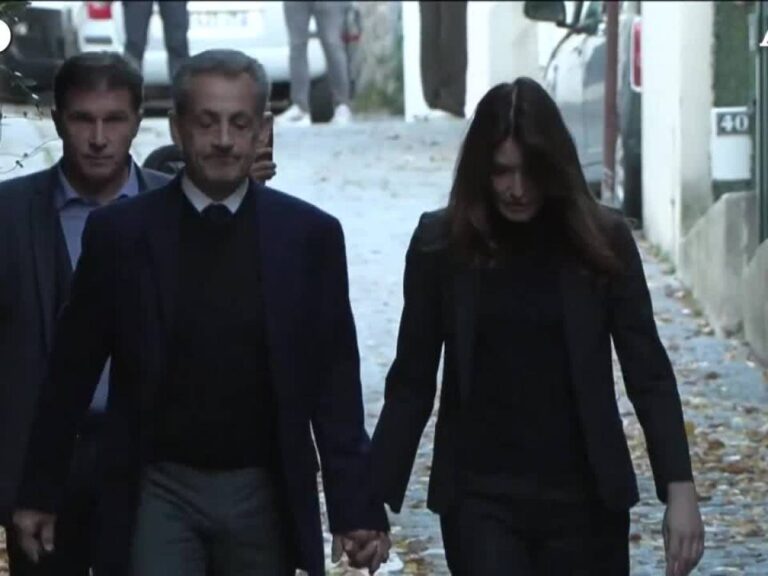 VIDÉO : Sarkozy tient la main de son épouse Carla Bruni jusqu&rsquo;en prison