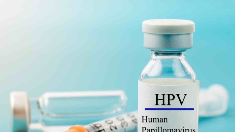 HPV, le vaccin pourrait éviter trois mille décès par an mais pour sept parents sur dix il est inutile