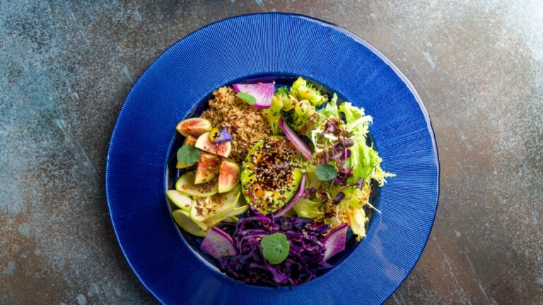 On mange avec les yeux d&rsquo;abord : le rôle des couleurs dans la préparation du plat et comment le cerveau réagit