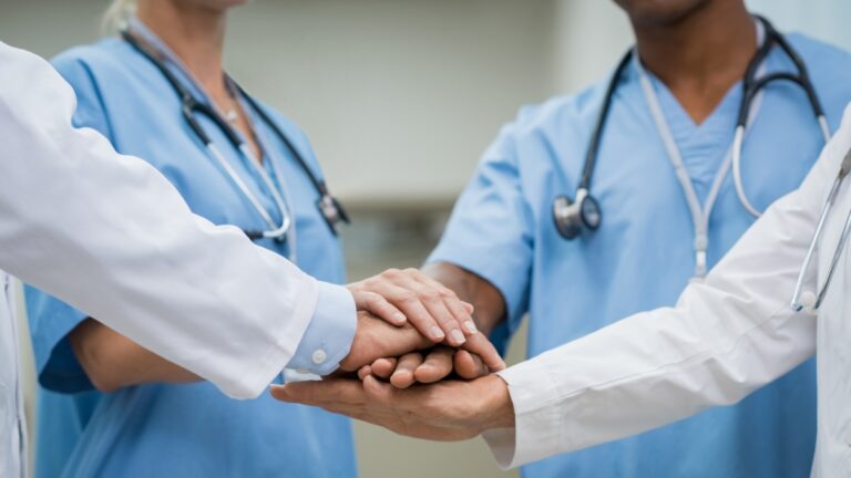 Recherche sur le cancer : seule une étude sur cinq est « à but non lucratif ». Alliance entre la Fondation Veronesi et Ficog pour financer davantage