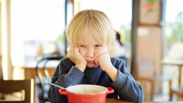 Comment reconnaître le trouble évitant-restrictif de l&rsquo;apport alimentaire (ARFID) et le distinguer de la boulimie et de l&rsquo;anorexie