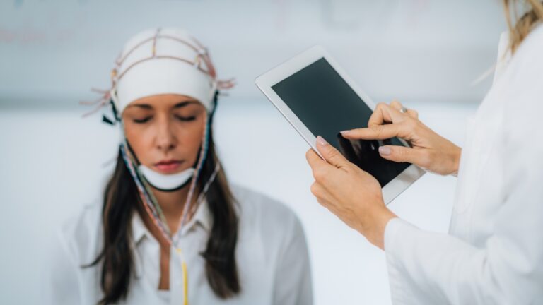 Conséquences d&rsquo;un accident vasculaire cérébral : un simple test électro-encéphalographique les implique