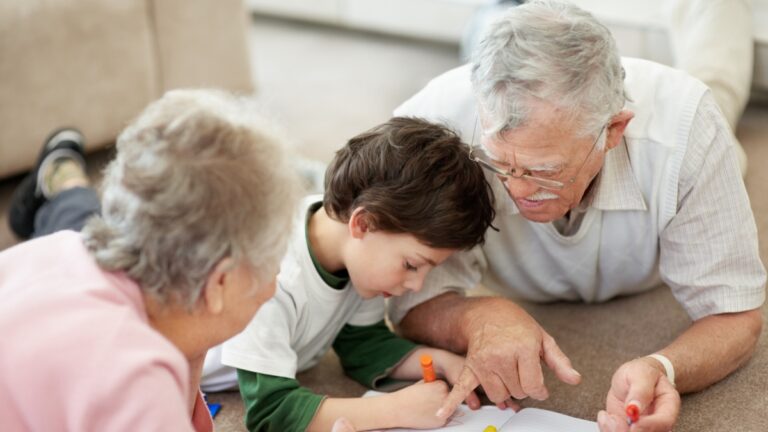 Être grand-parent ralentit la détérioration cognitive. Mais seulement si c&rsquo;est un choix et non une obligation