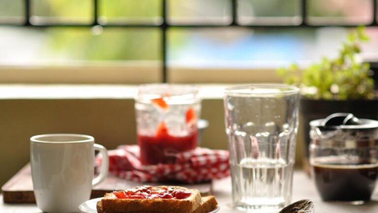 La « découverte de l&rsquo;eau chaude » : sur les réseaux sociaux le conseil de boire un verre avant le petit déjeuner