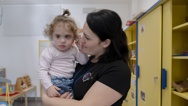 Le défi de Benedetta avec le syndrome de Charge. Mère : « Au-delà de l&rsquo;obscurité et du silence, chaque petit pas est un but »