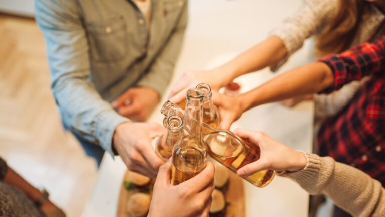 Maladie du foie : c&rsquo;est une alarme pour les jeunes (mais pas seulement). De plus en plus exposé au risque en raison de la consommation excessive d’alcool et de l’obésité