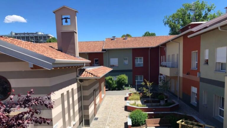 Paese Ritrovato, le village des personnes atteintes d&rsquo;Alzheimer et de démence : une exposition photographique raconte l&rsquo;histoire