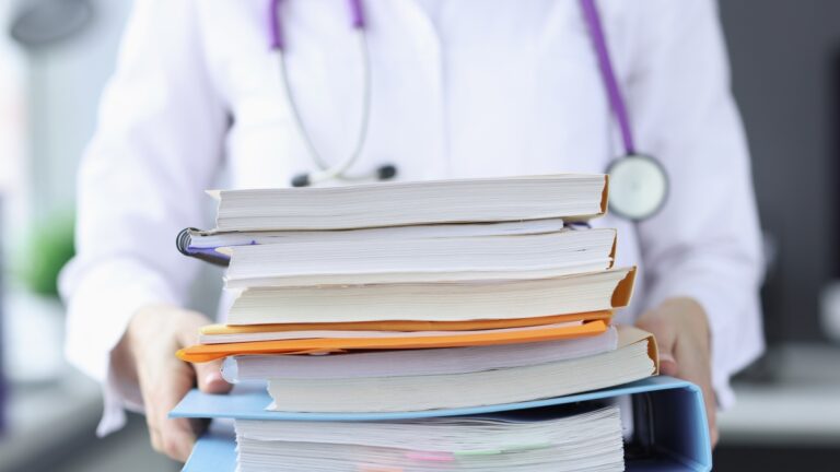 Trop de bureaucratie : les oncologues n&rsquo;ont donc pas assez de temps à consacrer aux patients