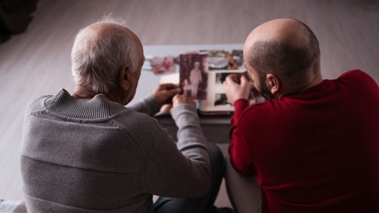 Alzheimer : une application numérique qui rappelle des souvenirs aide les patients et leurs soignants