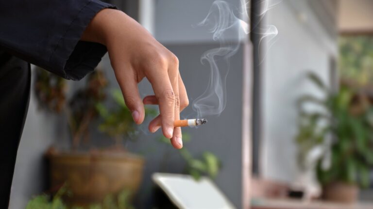 Cancer de la vessie, la moitié des cas sont dus au tabagisme. Le sang dans les urines est le symptôme le plus fréquent (et sous-estimé)