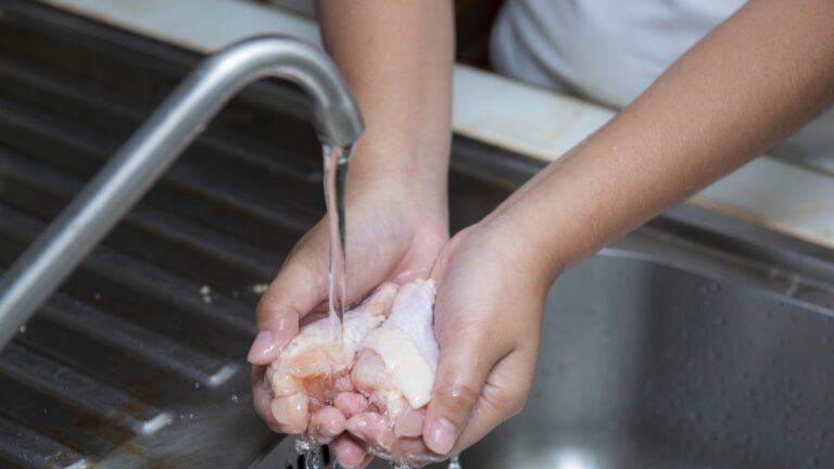 Hygiène alimentaire : rincez-vous le poulet, les salades en sachet et la pastèque ? Voici les comportements à risque