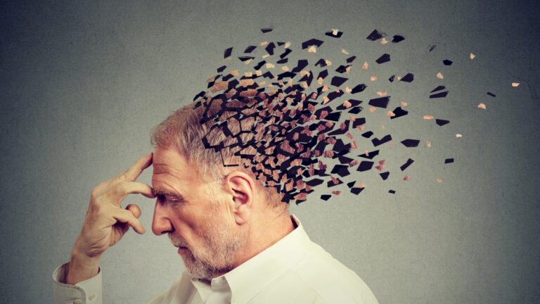 L&rsquo;âge biologique du cerveau et l&rsquo;exposition aux facteurs environnementaux et sociaux affectent : du smog à la pauvreté