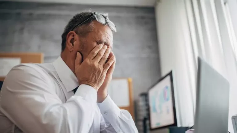 Qu&rsquo;est-ce que le mélanome de l&rsquo;uvée : comment reconnaître les signes du cancer de l&rsquo;œil, qui apparaît généralement entre 55 et 65 ans