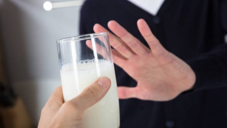 Allergie au lait : qu&rsquo;est-ce que c&rsquo;est, symptômes, comment éviter le choc anaphylactique et pourquoi toujours avoir de l&rsquo;adrénaline avec soi