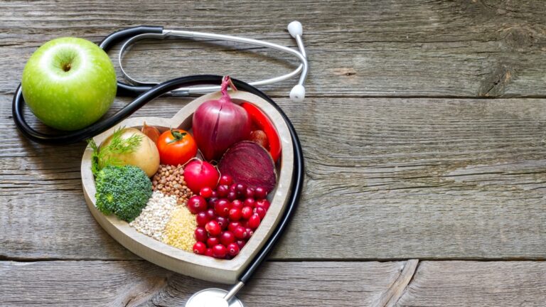 La santé cardiaque commence à table : moins de crises cardiaques avec les bons choix (et aussi moins d’accidents vasculaires cérébraux)
