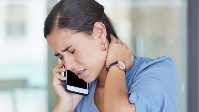 Tech neck : qu&rsquo;est-ce que la « douleur au cou due au smartphone » et comment prévenir la douleur et la raideur