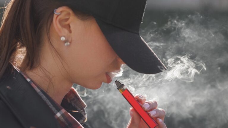 « Je fume, mais je vais bien » : beaucoup de gens le pensent, mais les fumeurs en bonne santé n&rsquo;existent pas. Et les nouveaux produits ne sont pas anodins