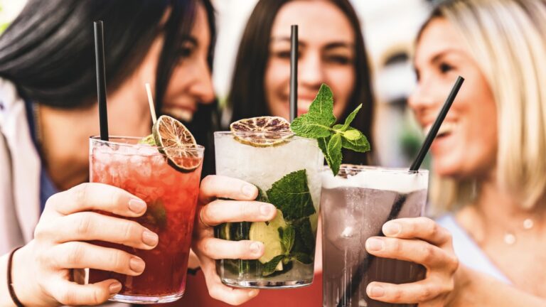 La France interdit la consommation d&rsquo;alcool dans les lieux publics : une bonne idée contre la chaleur ?