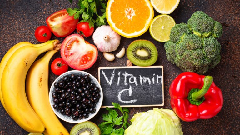 Les taux plasmatiques de vitamine C affectent la connectivité et le volume du cerveau chez les personnes âgées