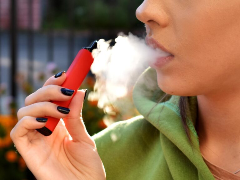 Les cigarettes électroniques et le tabac chauffé sont-ils moins nocifs que les cigarettes ?