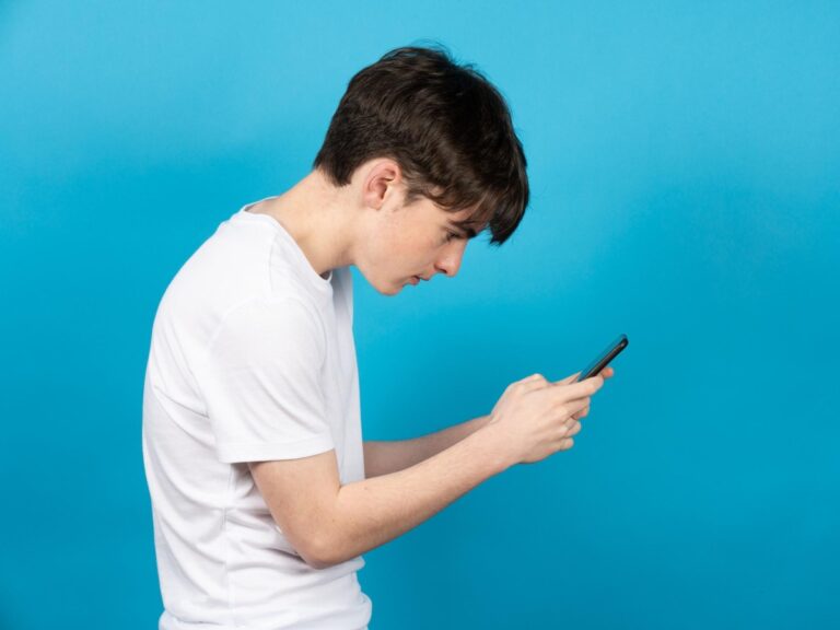Douleurs au cou, maux de tête et contractures du dos ? Attention au tech neck, le désordre de ceux qui sont trop « connectés »
