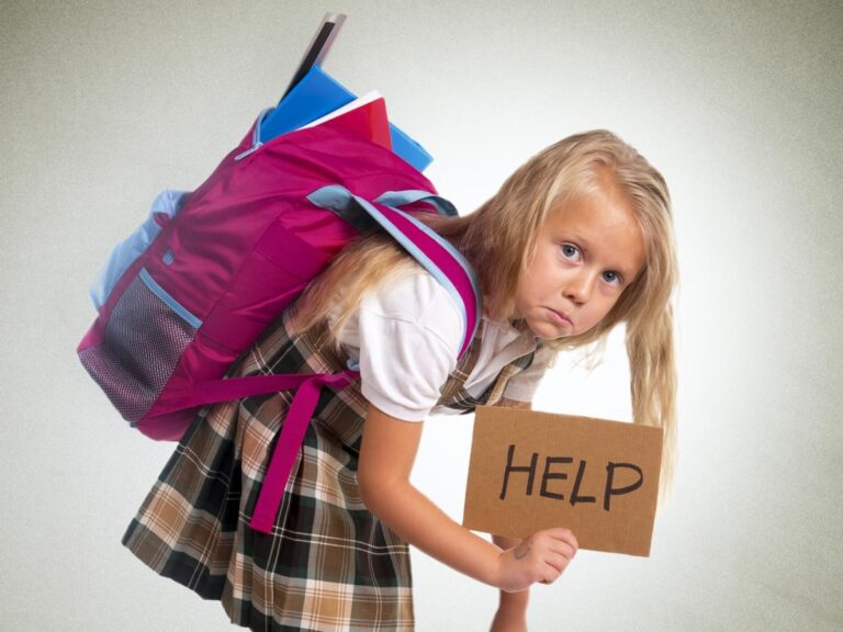 Un sac à dos scolaire provoque-t-il une scoliose s&rsquo;il est trop lourd ? Tous les faux mythes sur les blessures au dos chez les enfants